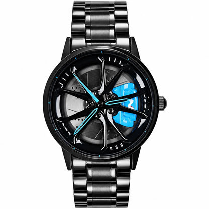 Reloj RNF de caja y brazalete negros, esfera de llanta negra con pinza y agujas azules. Fotografía frontal.